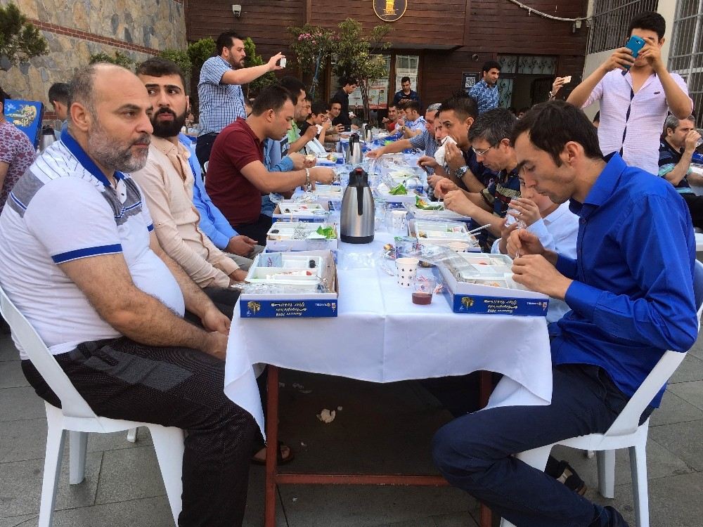 Beyoğlunda Vatandaşlar Bayram Namazı Sonrası Kahvaltıda Buluştu