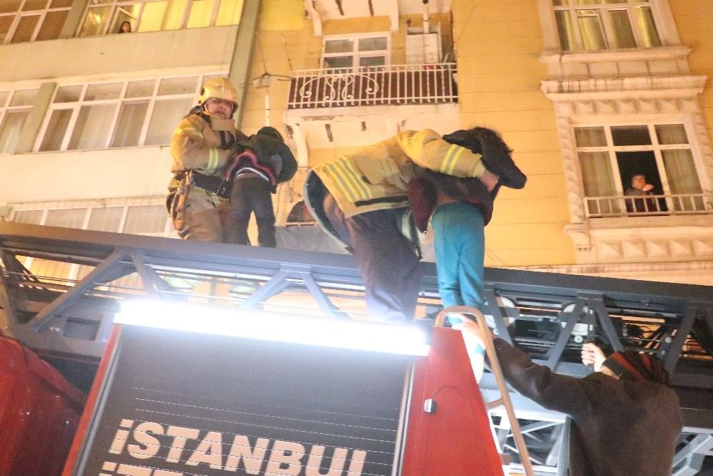 Beyoğlunda Yangın Çıkan Binada Can Pazarı: 11 Kişi Kurtarıldı