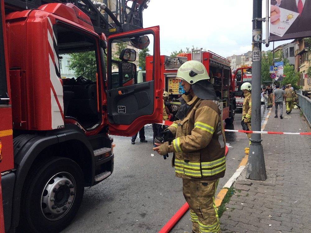 Beyoğlundaki Yangında Mahsur Kalan 3 Kadın İtfaiye Ekiplerince Kurtarıldı