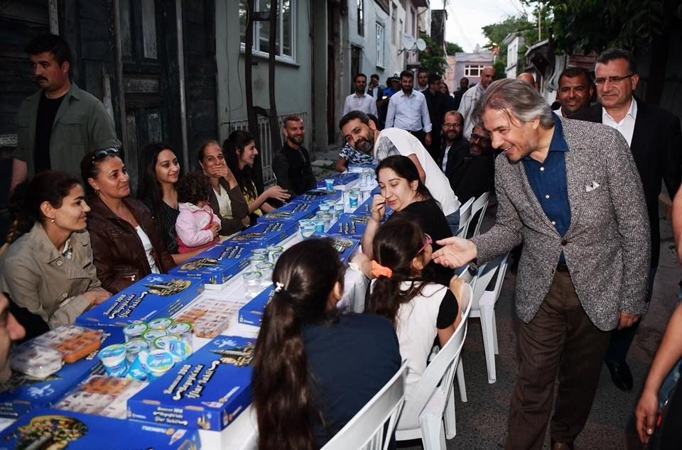 Beyoğlunun Sokakları Bereket Sofraları İle Şenleniyor