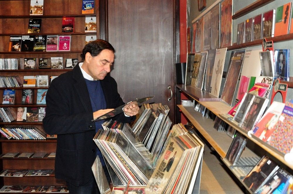 Beyoğlunun Tarihe Tanıklık Eden Plakçısı Kapanıyor