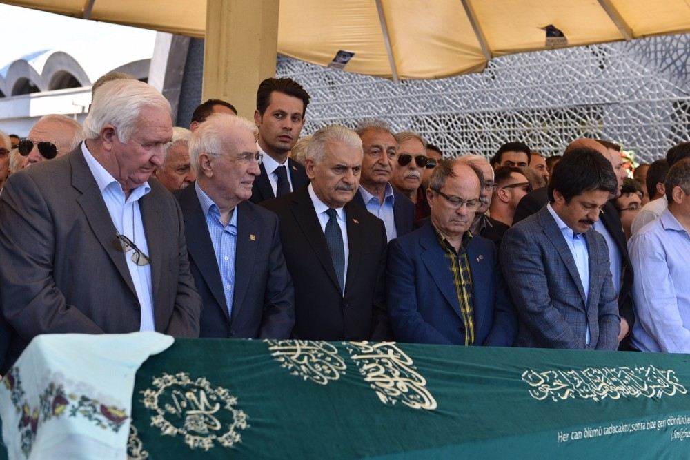 Binali Yıldırım, Deniz Nakliyat Eski Genel Müdürü Muzaffer Akkayanın Eşinin Cenaze Törenine Katıldı