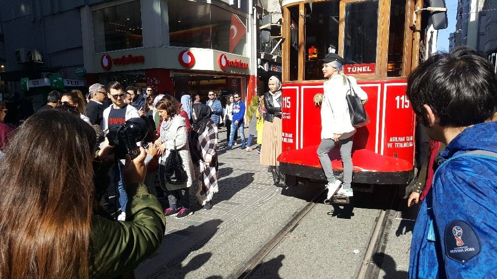 Binali Yıldırım İstiklal Caddesinde Tramvayla Karanfil Dağıttı