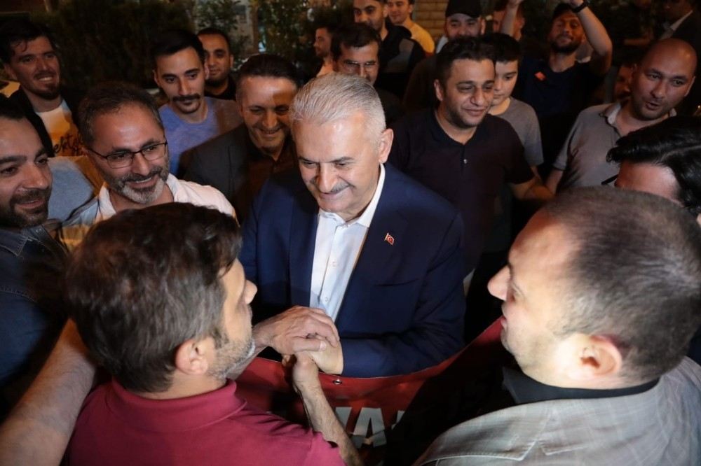 Binali Yıldırım, Kasımpaşada Bulunan Esnafları Ziyaret Etti