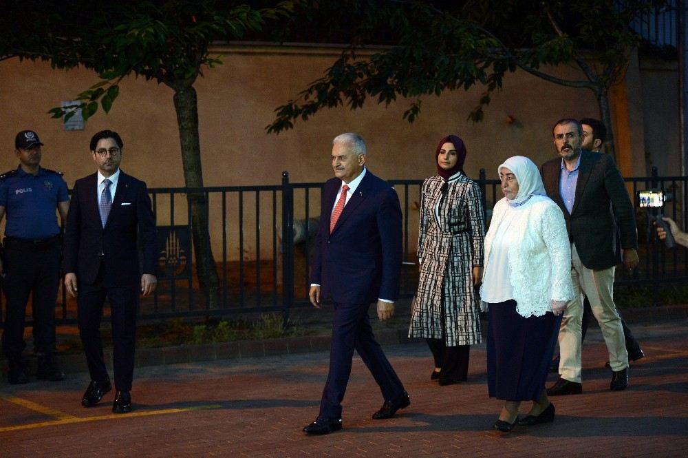 Binali Yıldırım Lütfi Kırdar Kongre Ve Sergi Merkezine Geldi