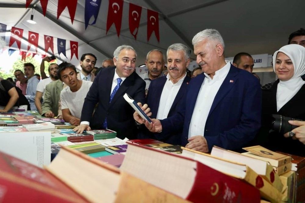 Binali Yıldırım Sultanahmet Meydanındaki Kitap Fuarını Gezdi