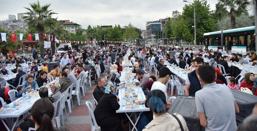 Binlerce Kişi Aynı Sofrada İftar Yaptı