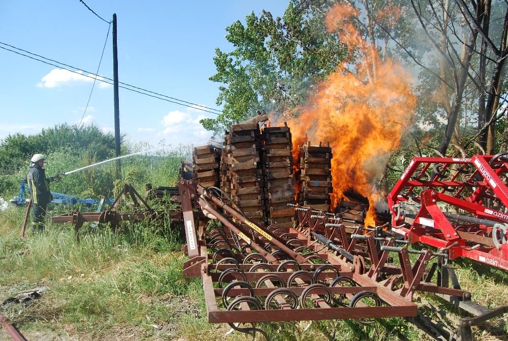 Binlerce Sebze Sandığı Alev Alev Yandı