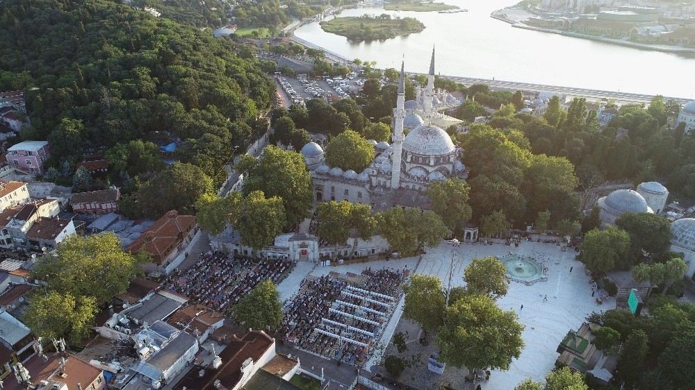 Binlerce Vatandaş Bayram Namazı İçin Eyüp Sultan Camiine Akın Etti