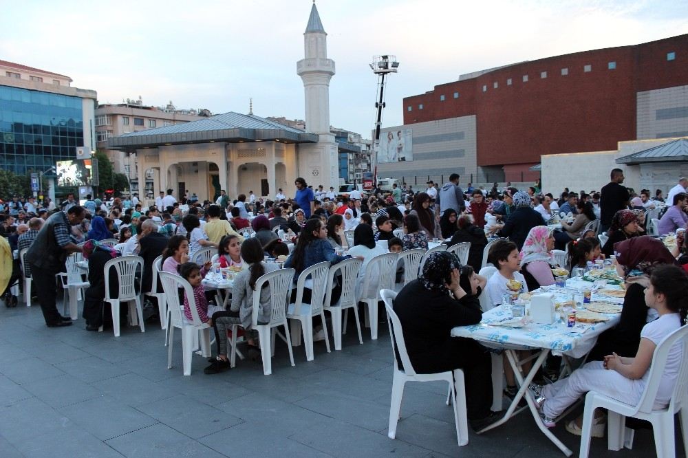 Binlerce Zeytinburnulu Aynı Sofrada Oruçlarını Açtı