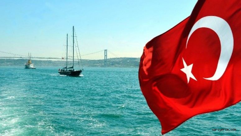 Boğazdan Geçen Gemilere Türk Bayrağı