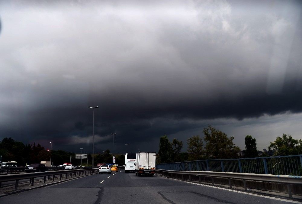 Bulutlar Gündüzü Geceye Çevirdi, Ardından Yağmur Yağdı