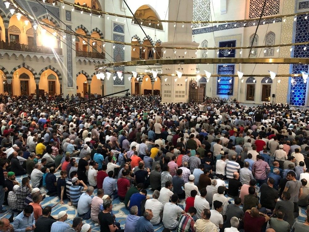 Büyük Çamlıca Camii Kadir Gecesinde Doldu Taştı