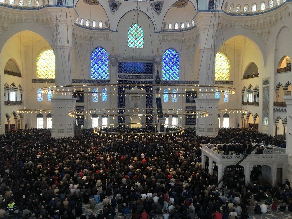 Büyük Çamlıca Camii Ramazanın İlk Cumasında Doldu Taştı