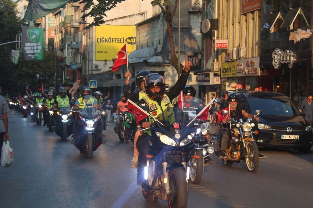 Büyük Zaferi Demirden Atları İle Kutladılar