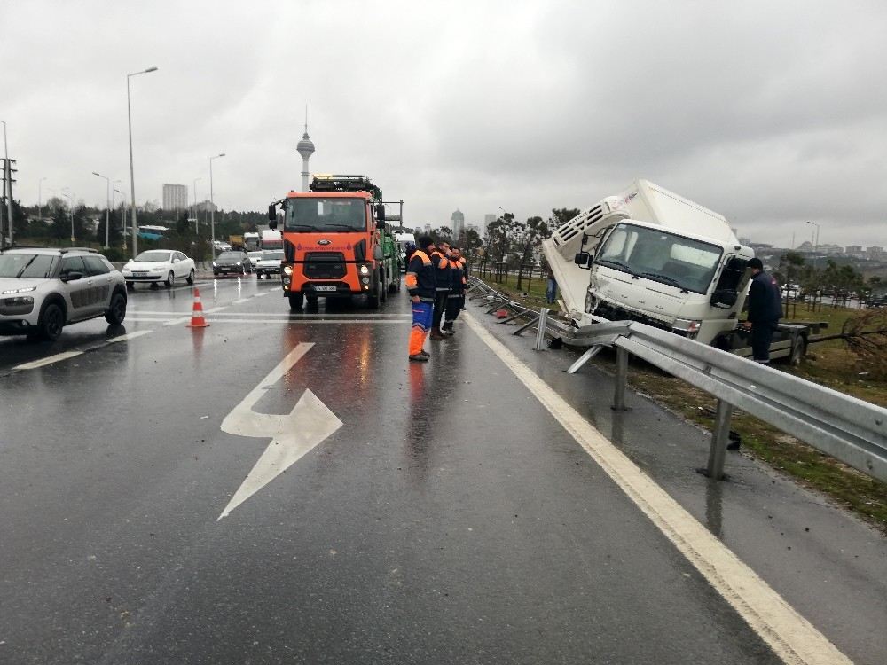 Büyükçekmece E-5Te Kamyonet Devrildi: 1 Yaralı