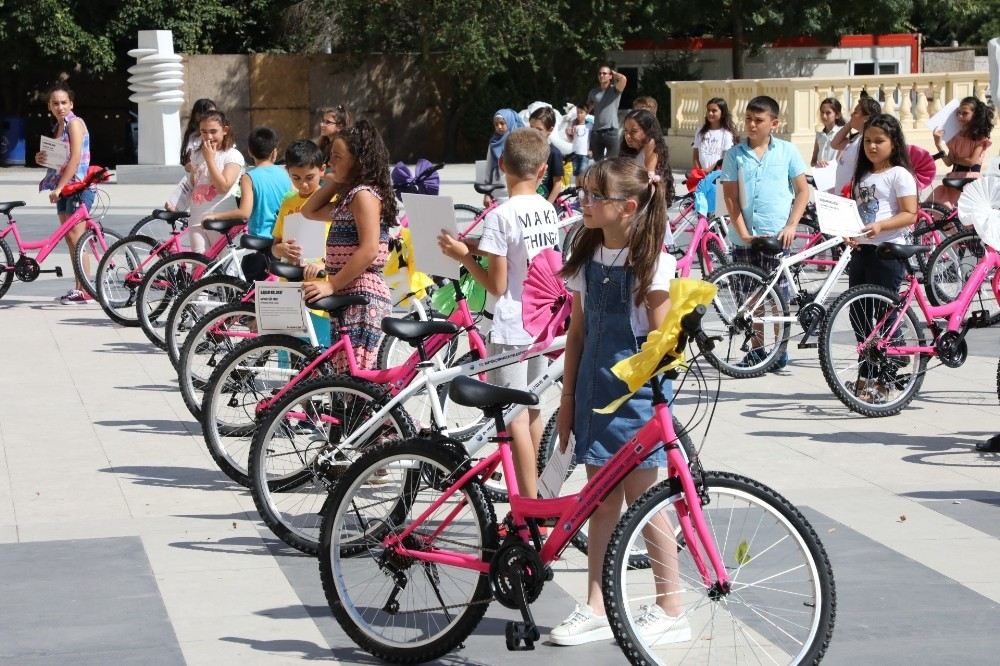Başarılı Öğrencilere 143 Adet Bisiklet 