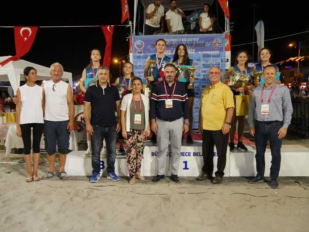 Büyükçekmecede Beach Volley Rüzgarı Esti