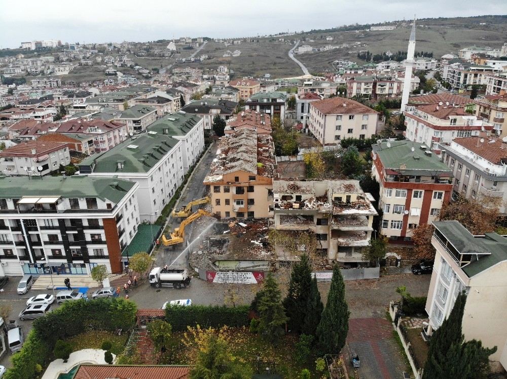 Büyükçekmecede Kentsel Dönüşüm Kapsamında 5 Bloğun Yıkımı Havadan Görüntülendi