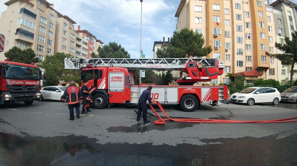 Büyükçekmecede Korkutan Çatı Yangını