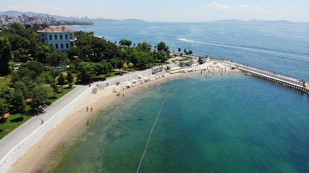 Caddebostan Plajı Bayramın İlk Günü İstanbulluların Akınına Uğradı