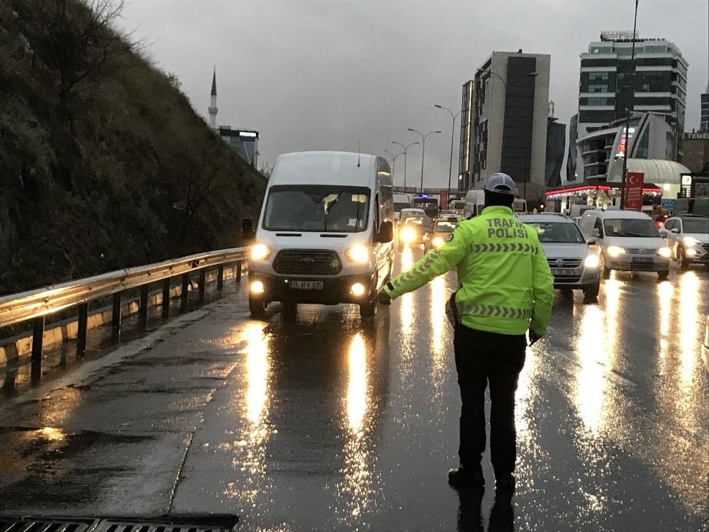 Çakar Denetimi Sırasında Emniyet Şeridi Kullanan Sürücüye Ceza