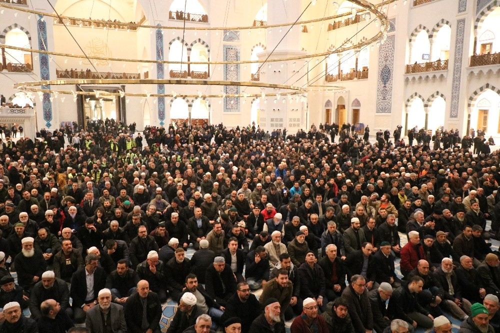 Çamlıca Cami İbadete Açıldı