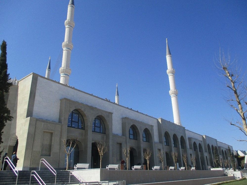 Çamlıca Camisindeki İlk Cuma Namazı Havadan Görüntülendi
