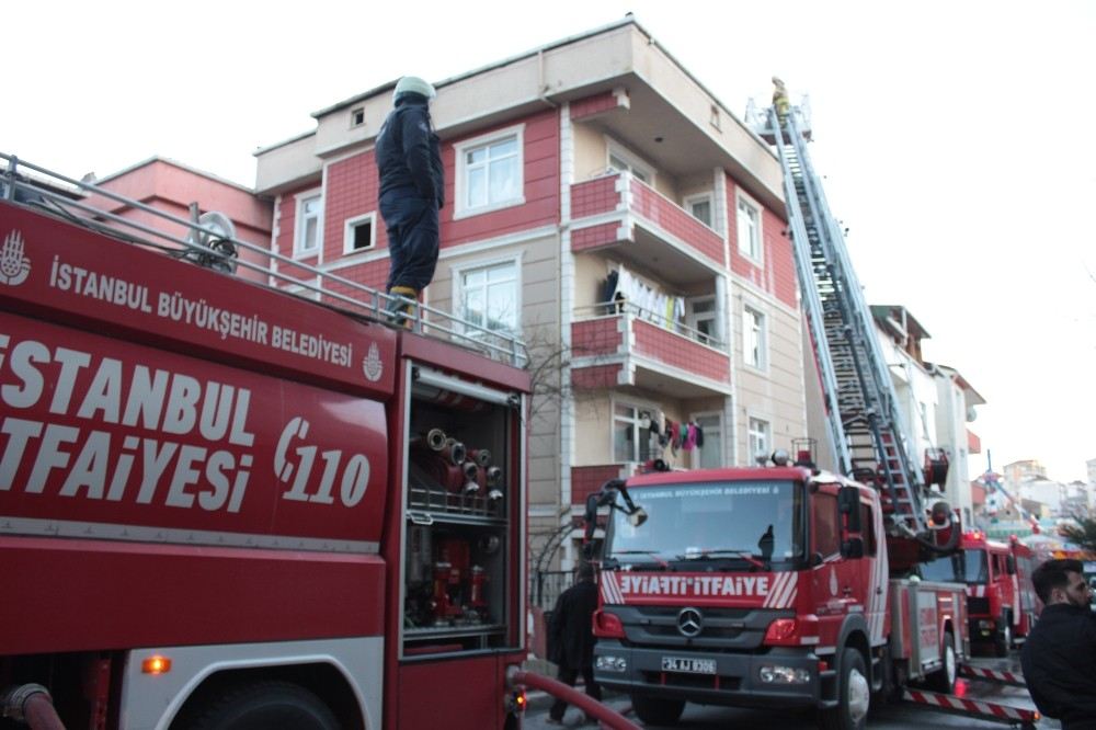 Çekmeköyde Binanın Çatısında Çıkan Yangın Paniğe Neden Oldu