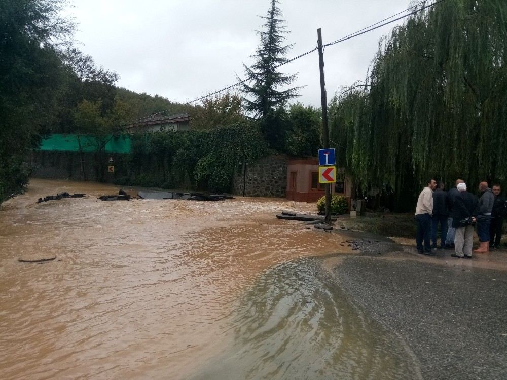 Çekmeköyde Dere Taştı, Vatandaşlar Evlerinde Mahsur Kaldı