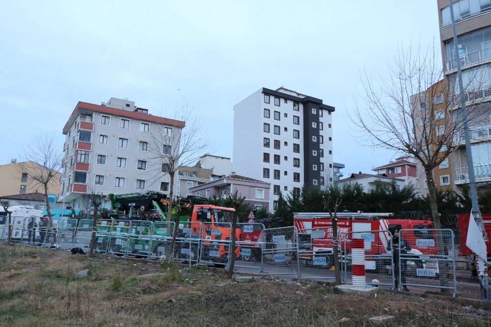 Çekmeköyde Düşen Helikopterin Enkaz Çalışmaları Devam Ediyor