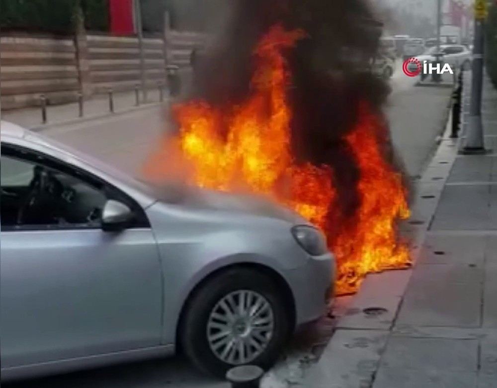 Çekmeköyde İki Otomobilin Alev Alev Yandığı Anlar Kamerada