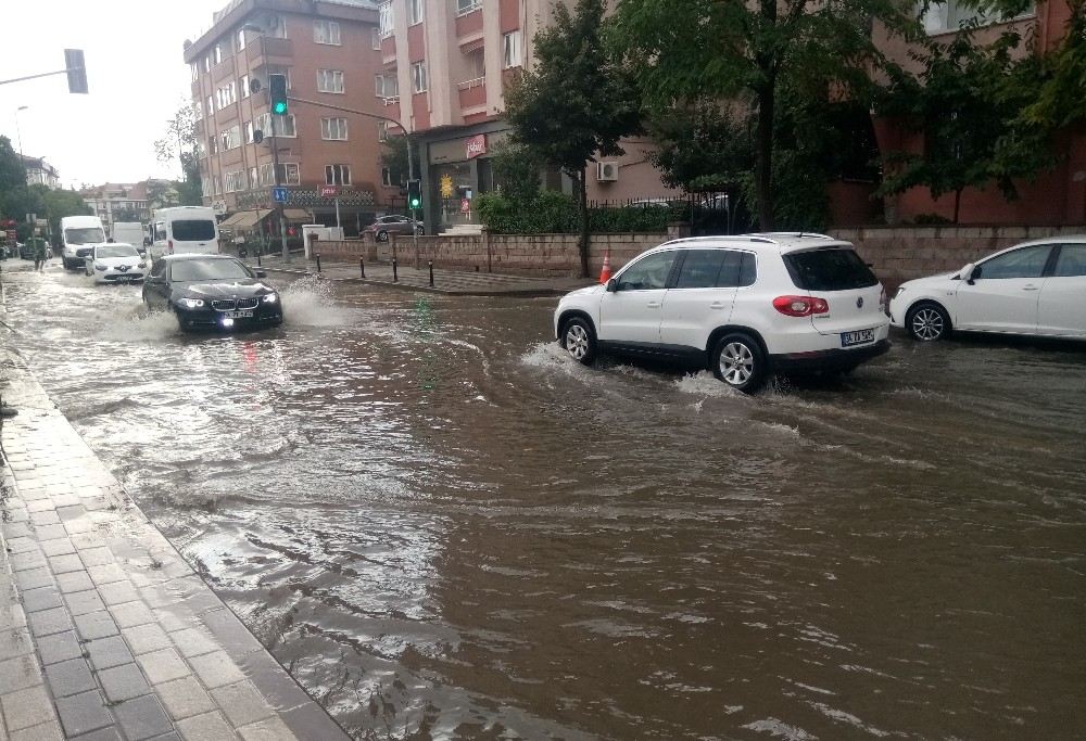 Çengelköyde Şiddetli Yağış Etkili Oldu, Yolları Su Bastı