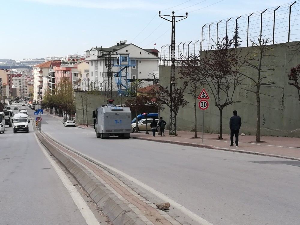 Cezaevi Önünde Toplanan Göstericilere Polis Müdahalesi: 16 Gözaltı