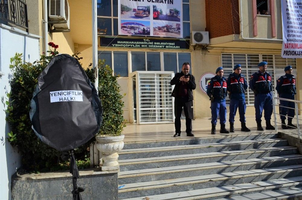 Chpli Belediyeye Siyah Çelenkli Protesto