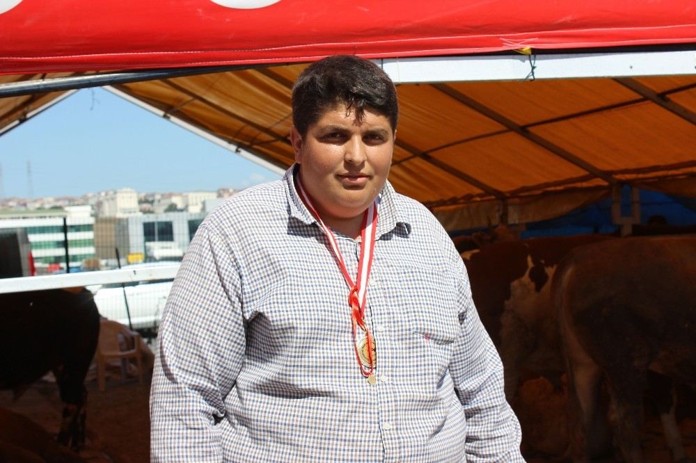 Çiftlik Bankın Tosunu Mehmet Aydına Benzeyen Çoban Görenleri Şaşırttı