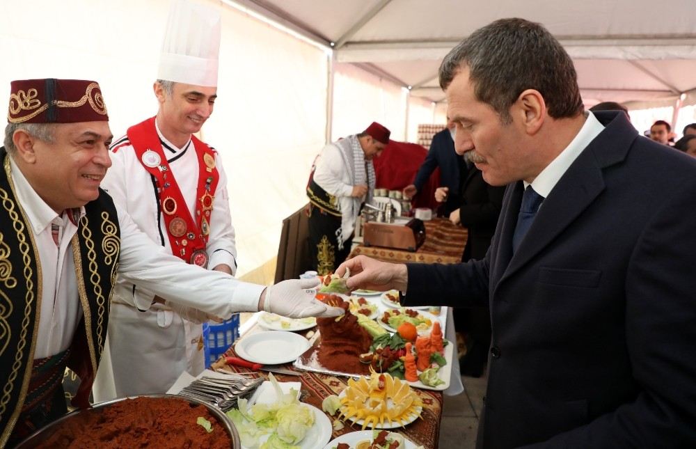 Çiğ Köfte Festivalinde Vatandaşlara 2 Ton Çiğ Köfte İkram Edildi