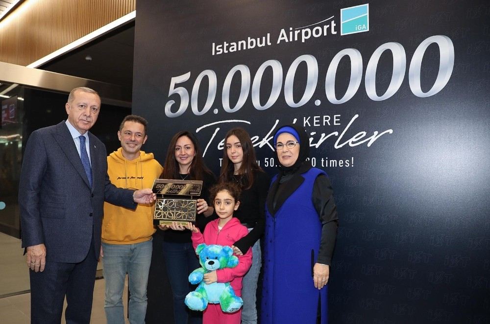 Cumhurbaşkanı Erdoğan 50 Milyonuncu Yolcuya Plaket Verdi