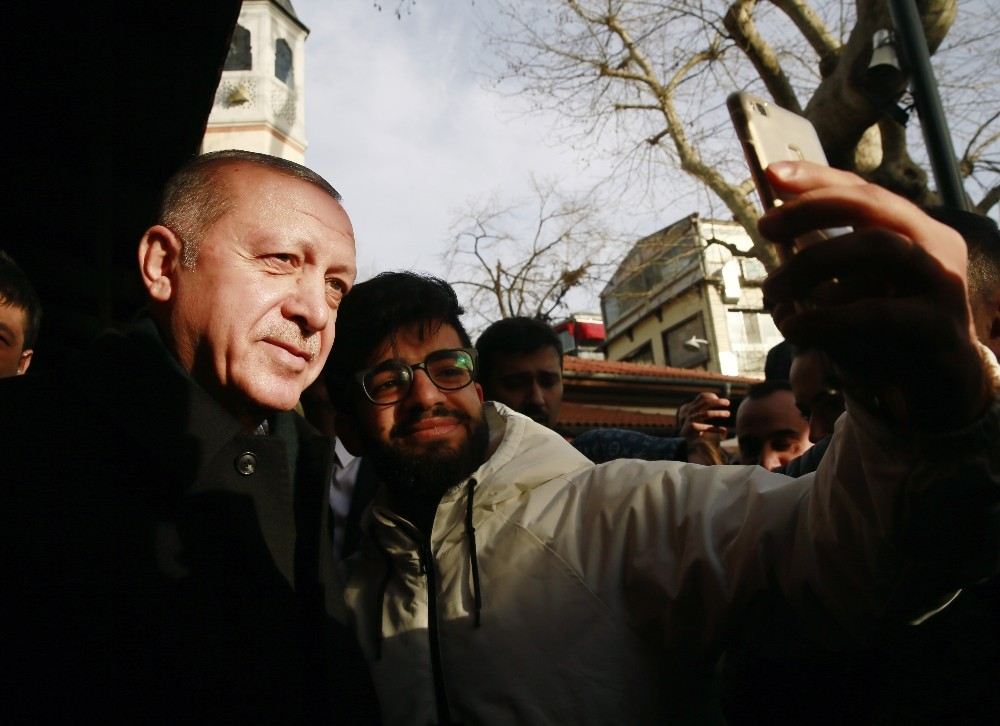 Cumhurbaşkanı Erdoğan, Çengelköyde Çay Bahçesinde Vatandaşlarla Sohbet Etti