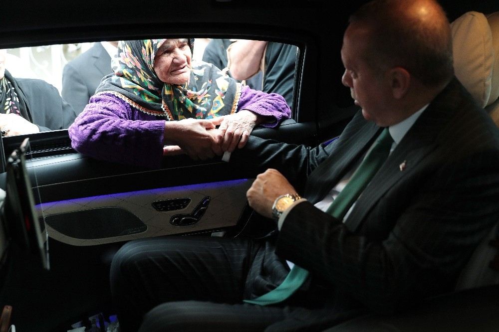 Cumhurbaşkanı Erdoğan İle Yaşlı Teyzenin Gülümseten Sohbeti