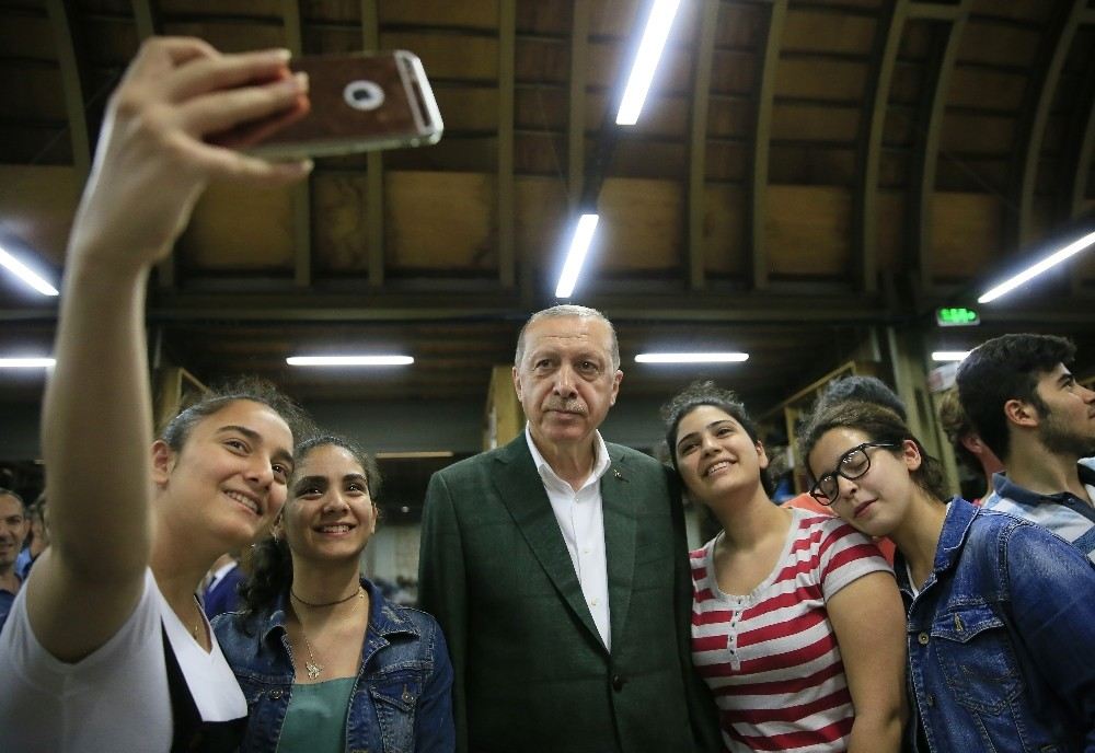 Cumhurbaşkanı Erdoğan, Merkezefendi Şehir Kütüphanesini Ziyaret Etti