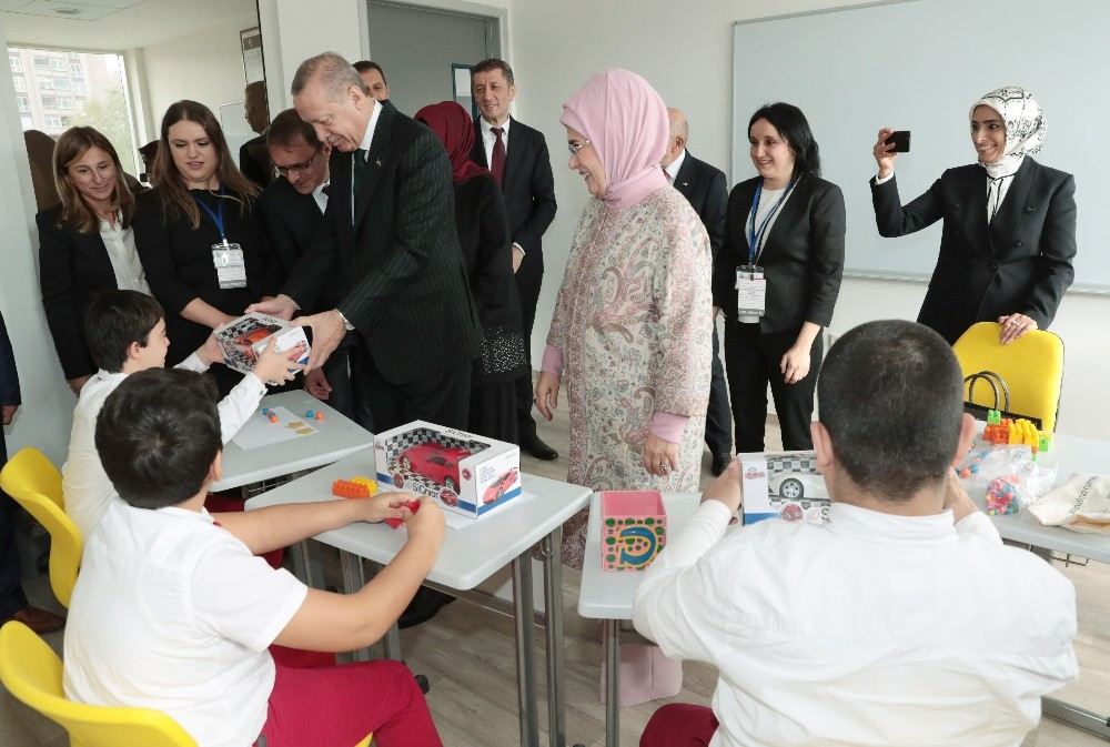 Cumhurbaşkanı Erdoğan Özel Eğitim Gören Çocuklarla Şarkı Söyledi