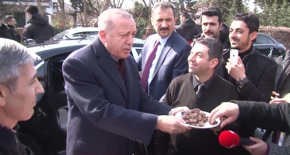 Cumhurbaşkanı Erdoğana Evinin Önünde Doğum Günü Sürprizi