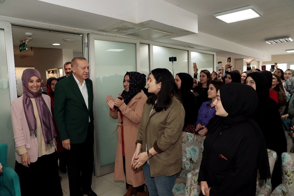 Cumhurbaşkanı Erdoğandan Kız Yurduna Ziyaret