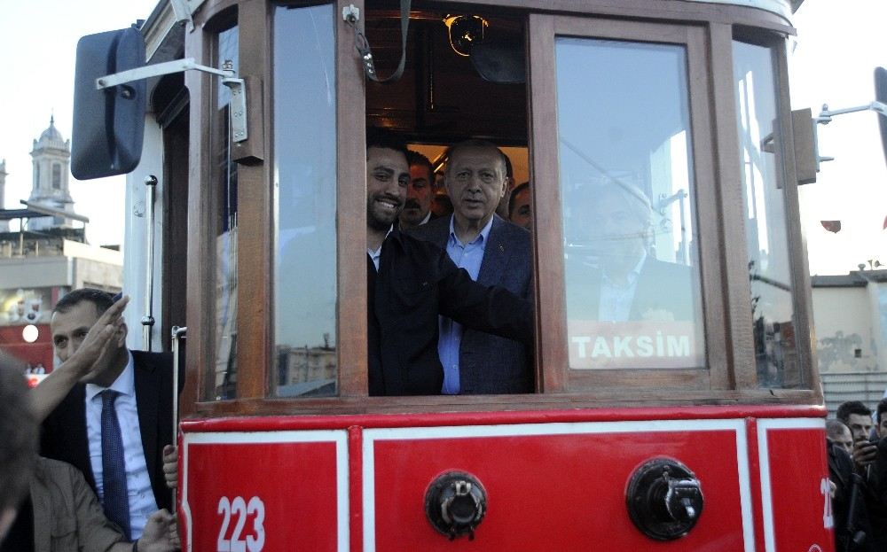 Cumhurbaşkanı Nostaljik Tramvay İle İftara Geldi