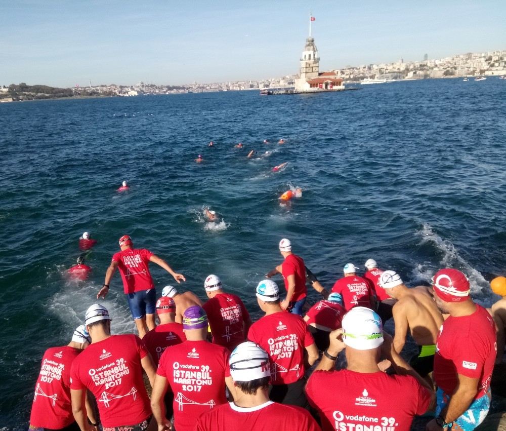 Cumhuriyetin Kuruluş Yıl Dönümünde Kız Kulesine Yüzerek Geçtiler