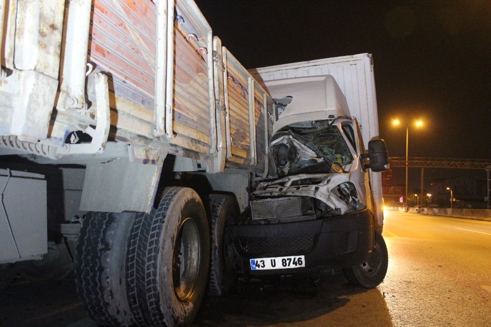 D100De Kamyonet, Arızalanan Kamyona Arkadan Çarptı: 2 Yaralı