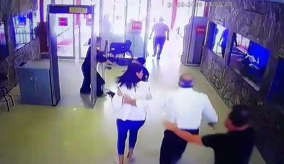 Depreme Avmde Yakalanan Vatandaşların Panik Anları Kamerada