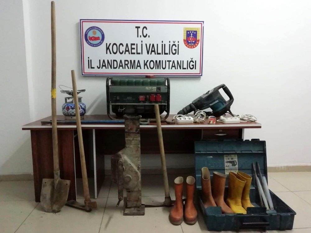 Dere İçinde Define Arayan 7 Kişi Suçüstü Yakalandı