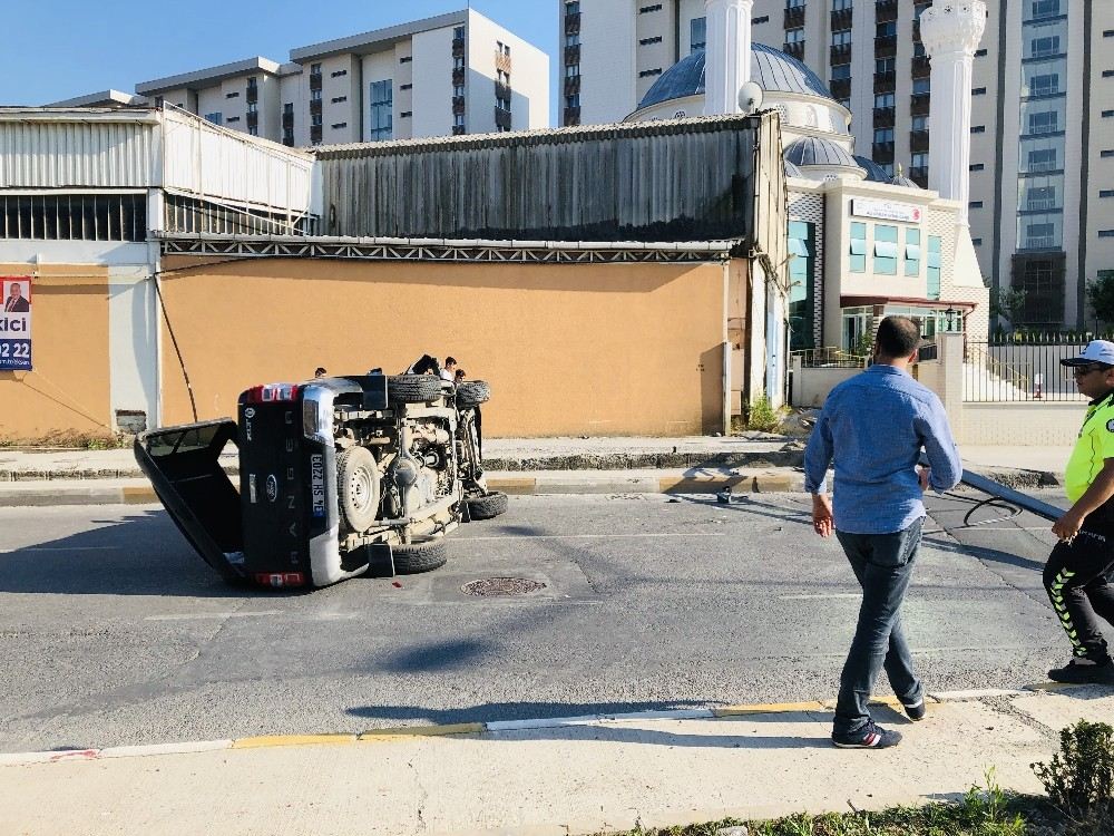 Direğe Çarpan Kamyonet Takla Attı: 6 Yaralı